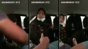 Cewek Berhijab Menikmati Ngentot Di Mobil